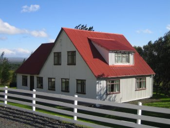 [Alviðra school building]