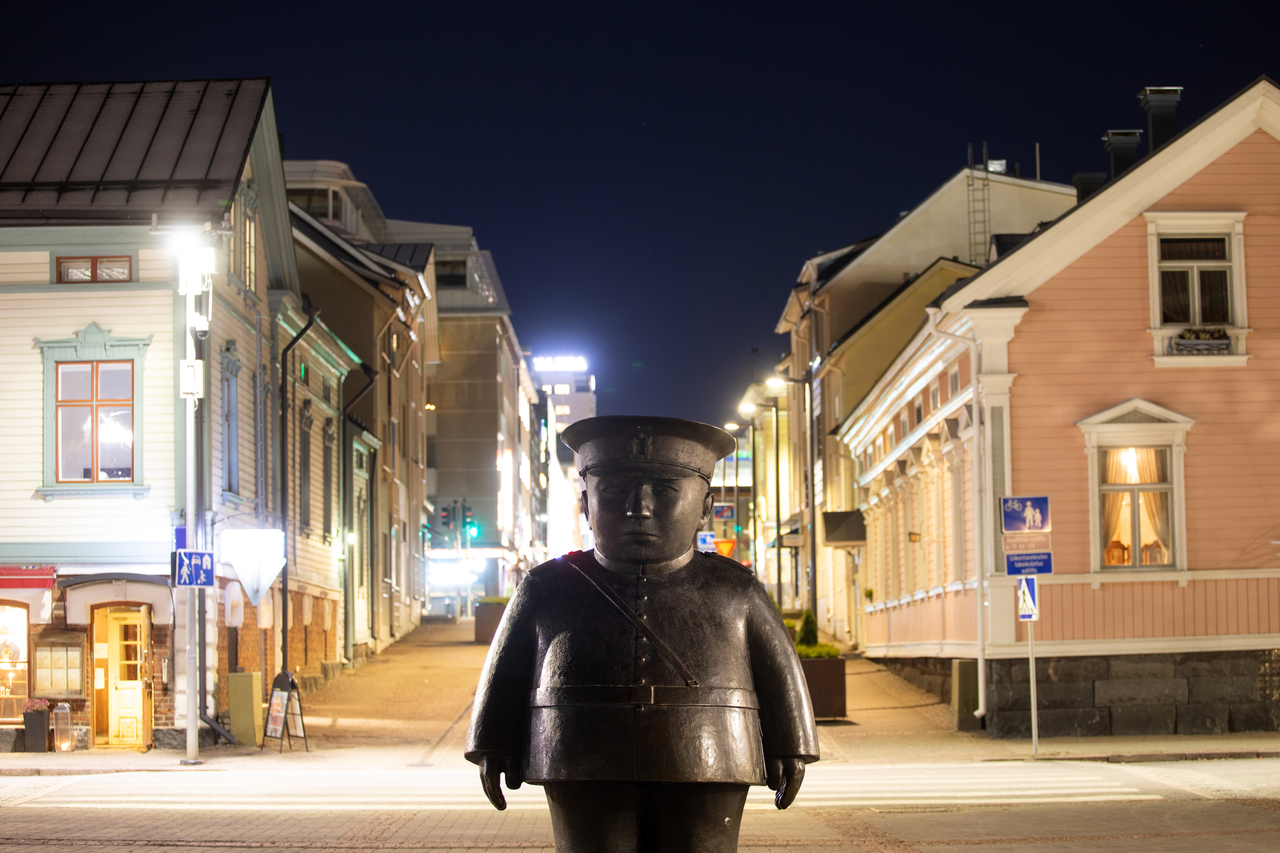 decorative; a view of the Oulu market square with the staute called Toripolliisi in the foreground